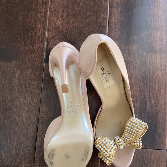 VALENTINO
Nude Satin Pearl Bow d'Orsay Pumps perfect sexy Valentine‘s shoe 💗 - Picture 7 of 11